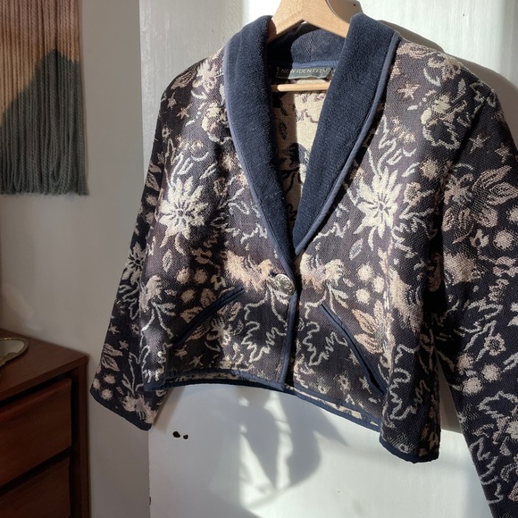 Vintage Crop Tapestry Coat with amazing button - Picture 1 of 5